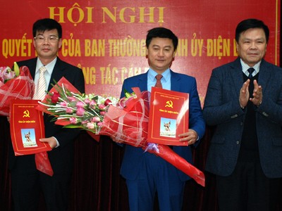 Đồng chí Lâm Văn Năm, Phó Bí thư Thường trực Tỉnh ủy Điện Biên, trao quyết định luân chuyển cán bộ cho 2 đồng chí: Chu Xuân Trường và Nguyễn Sỹ Quân.Theo Baodienbienphu