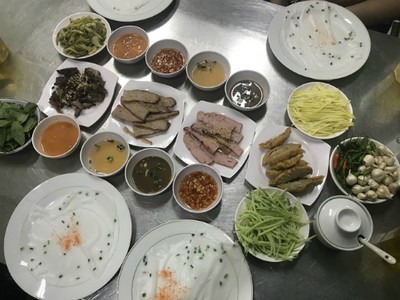 Món bánh ướt có đồ ăn kèm đa dạng.