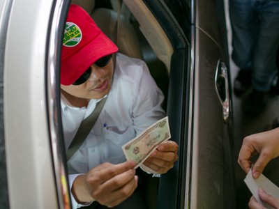 Tài xế yêu cầu thối lại 100 đồng ở trạm BOT Cai Lậy. Ảnh: Thành Nguyễn