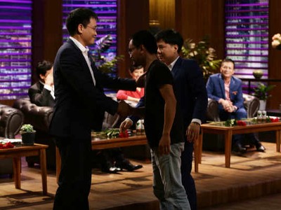 Shark Vương và Shark Thủy bắt tay Nguyễn Minh Thảo – Founder kiêm CEO Umbala Việt Nam.