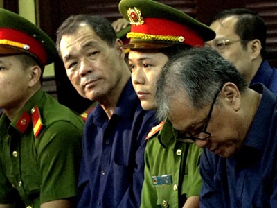 Các bị cáo trước phiên xử. 