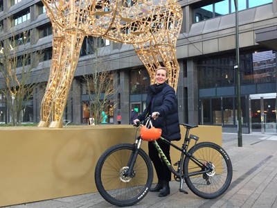 Bà Mellander và chiếc xe đạp đi làm hàng ngày. Ảnh: NVCC.