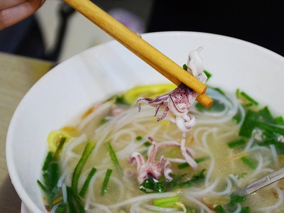 Hủ tiếu mực đổi vị cho người mê món sợi ở Sài Gòn