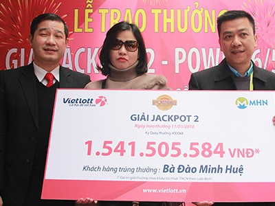 Chị Đào Minh Huệ nhận giải thưởng trị giá hơn 1,5 tỷ đồng. Ảnh: Anh Tú.