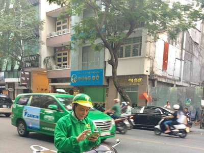 Ông Hồ Huy, Chủ tịch HĐQT Mai Linh trực tiếp đi đón khách dịch vụ xe ôm (ảnh: FB Huynh Nguyen)