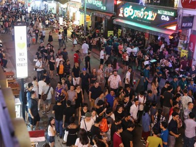 Ngày cuối tuần có hơn 1.000 lượt khách đến phố đi bộ Bùi Viện vui chơi.