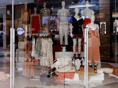 Một cửa hàng H&M tại Nam Phi bị đập phá. Ảnh: Getty Images