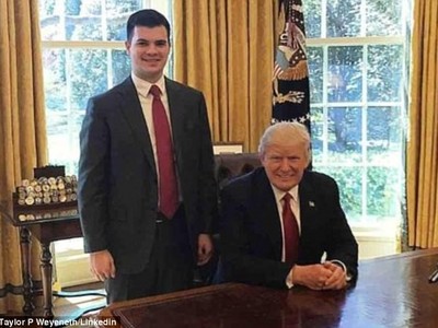 Taylor Weyeneth, Phó Chánh văn phòng Cơ quan kiểm soát chính sách ma túy quốc gia Mỹ chụp ảnh cùng Tổng thống Mỹ Donald Trump. (Ảnh: Taylor Weyeneth/Linkedin)