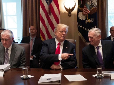 Ông Trump trong một cuộc họp nội các ở Nhà Trắng. Ảnh: AFP