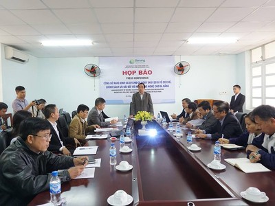 Trưởng BQL Khu công nghệ cao Đà Nẵng Phùng Tấn Viết trả lời các câu hỏi của phóng viên