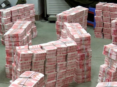 Tang vật tiền giả được công an Quảng Đông thu giữ. (Nguồn: CHINA DAILY)