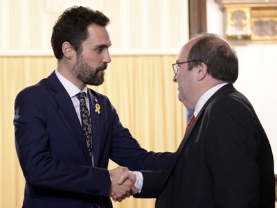 Chủ tịch nghị viện Catalonia Roger Torrent (trái) gặp các lãnh đạo đảng phái. Ảnh: AFP.