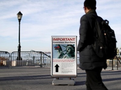 Biển báo đóng cửa khu tham quan tượng Nữ thần Tự do đặt gần bến phà tại công viên Battery, Manhattan, New York. Ảnh: Andrew Kelly/Reuters.