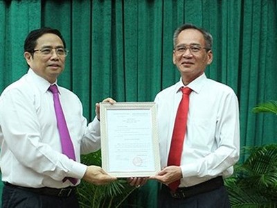 Trưởng Ban Tổ chức Trung ương Phạm Minh Chính trao quyết định cho ông Lữ Văn Hùng. - Ảnh: SGGP