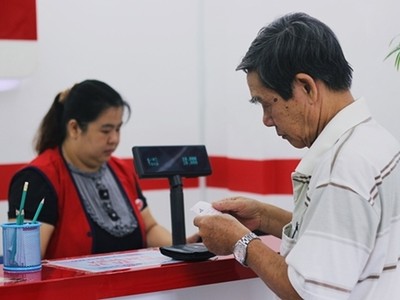 Cụ già mua vé số tại điểm bán hàng trên đường Dương Bá Trạc (quận 8).