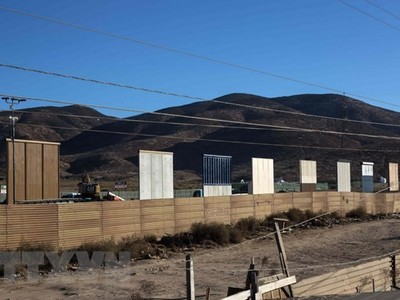 Các mẫu tường biên giới được dựng tại thành phố San Diego, bang California, Mỹ. (Nguồn: AFP/TTXVN)