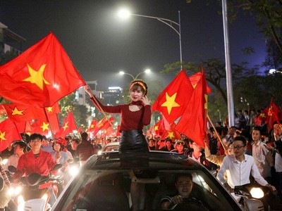 Người hâm mộ Hà Nội xuống đường sau khi U23 Việt Nam chiến thắng trong trận bán kết, thẳng tiến vào chung kết.