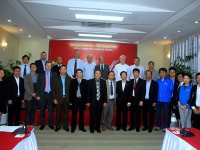 Lãnh đạo tỉnh Quảng Trị chụp ảnh lưu niệm với các chuyên gia tại buổi gặp mặt.