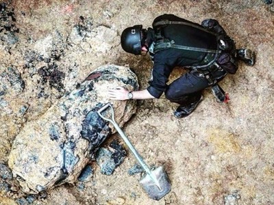 Quả bom được phát hiện tại một công trường xây dựng ở khu Wan Chai. Ảnh: SCMP.