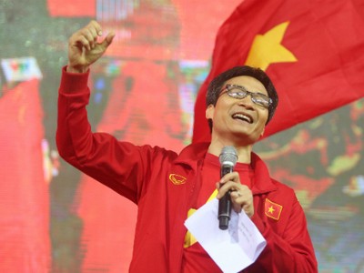 Màn động viên tinh thần đầy cuồng nhiệt của Phó thủ tướng sau trận cầu. Ảnh: Ngọc Thành.