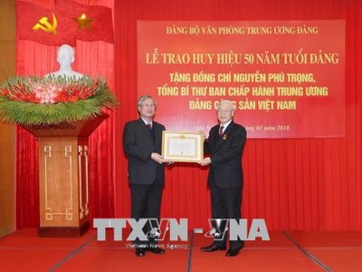 Thay mặt Bộ Chính trị, Ban Bí thư, đồng chí Trần Quốc Vượng trao Huy hiệu 50 năm tuổi Đảng tặng đồng chí Nguyễn Phú Trọng, Tổng Bí thư Ban Chấp hành Trung ương Đảng Cộng sản Việt Nam.