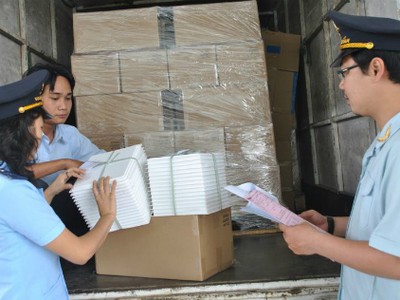 Cán bộ Cục Hải quan Bình Dương đang kiểm tra hàng hoá so với tờ khai hải quan.