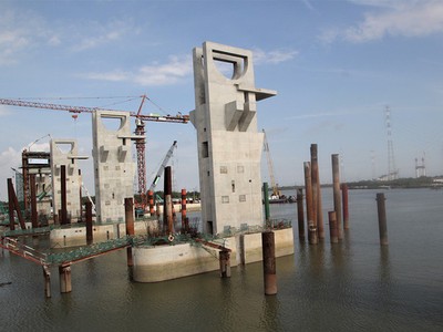 Cống kiểm soát triều Mương Chuối khó hoàn thành đúng tiến độ.