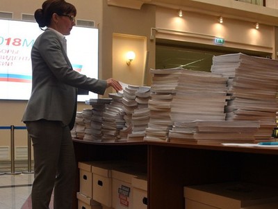 Những người ủng hộ Tổng thống Putin đóng góp chữ ký cho nhà lãnh đạo Nga trong cuộc bầu cử 2018 (Ảnh: Sputnik).