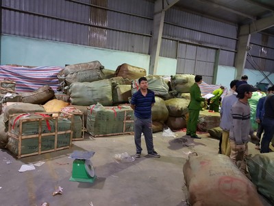 Một góc hàng hóa thu giữ cực lớn được tập kết tại Hưng Yên - (ảnh hải quan cung cấp)