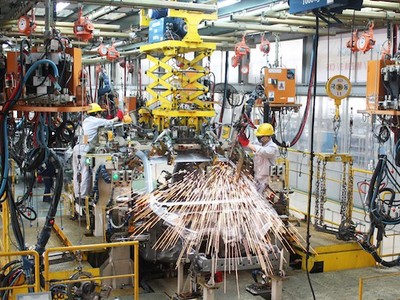 Sản xuất ô tô trong nước đối mặt với áp lực từ xe nhập khẩu.