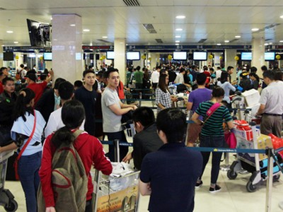 Khu vực nhà ga nội địa Tân Sơn Nhất thường quá tải dịp cao điểm. Ảnh: Hữu Công