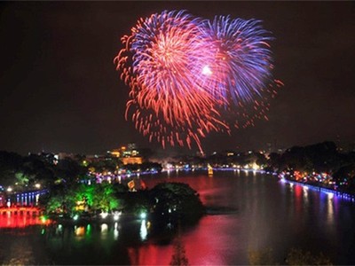 Đêm giao thừa Tết Mậu Tuất 2018, Hà Nội bắn pháo hoa một trận địa ở hồ Hoàn Kiếm.