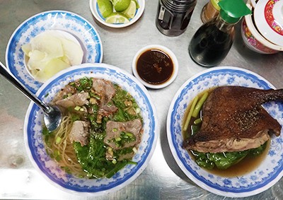 Mì xá xíu, vịt tiềm có giá 119.000 đồng. Ảnh: Di Vỹ.