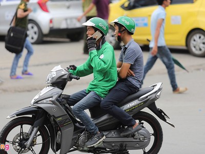 Khách hàng phải trả thêm phụ phí khi đi GrabBike dịp Tết Nguyên đán mỗi chuyến ở mức 10.000-20.000 đồng. Ảnh: Việt Hùng.