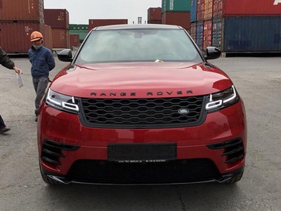 SUV hạng sang Range Rover Velar 2018 màu đỏ tại cảng Hải Phòng.