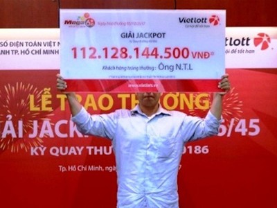 Đứng trú mưa, ông N.T.L (quê Đồng Nai) mua vé số cho vui thì trúng độc đắc hơn 112 tỷ đồng