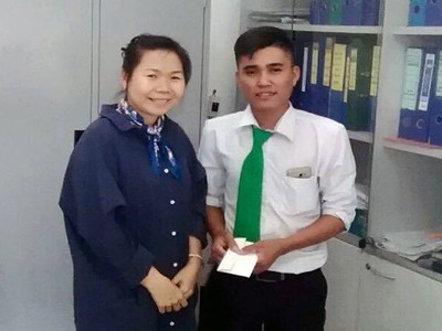 Tài xế taxi và nữ hành khách. Ảnh: Tin Tin.