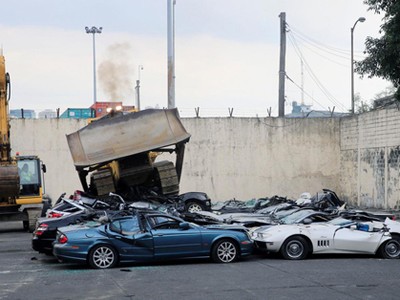 Các xe sang bị nghiền nát ở Manila ngày 6/2. Ảnh: Reuters.