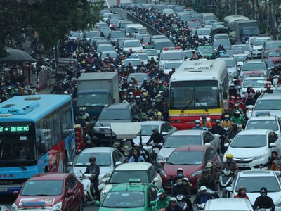 Ùn tắc kéo dài lúc 14h30 ngày 7/2 trên đường Xã Đàn. Ảnh: Võ Hải.