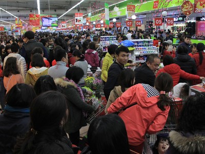 Xếp hàng gần một tiếng chờ thanh toán trong siêu thị ngày cuối năm