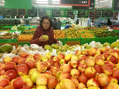 Trái cây tại các siêu thị dịp sát Tết chủ yếu là hàng nhập khẩu. Ảnh: Hoài Thu