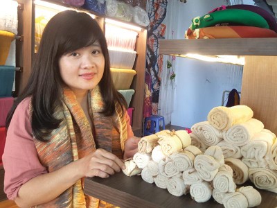 Bà Lương Thanh Hạnh, Giám đốc Cơ sở Dệt đũi Nam Cao, Thái Bình .