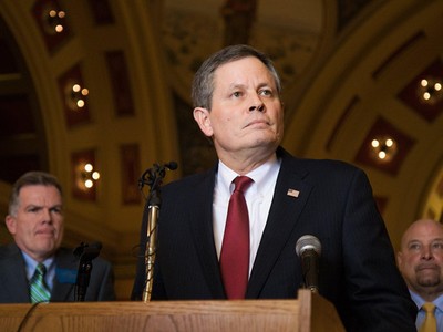 Thượng nghị sĩ bang Montana Steve Daines (giữa) là 1 trong 25 người ký tên vào bức thư gửi Tổng thống Trump. Ảnh: CNN.