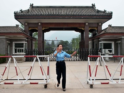 Nhân viên bảo vệ bên ngoài nhà tù Tần Thành. Ảnh: BI.