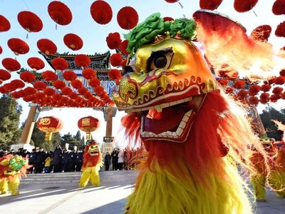 Chi tiêu dịp Tết của dân Trung Quốc phủ khắp các cửa hàng từ bán lẻ cho tới gian hàng trực tuyến. Ảnh: Nikkei.