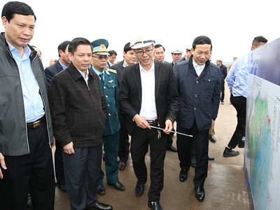 Bộ trưởng Bộ GTVT Nguyễn Văn Thể và lãnh đạo tỉnh Quảng Ninh thị sát công tác thi công Cảng hàng không quốc tế Vân Đồn