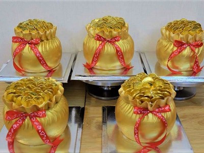 Bánh hũ vàng có giá từ 300.000 - 500.000 đồng/chiếc.