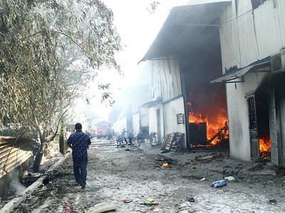 Lửa bao phủ Công ty gỗ vào sáng 25/2.