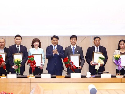 Chủ tịch UBND thành phố Hà Nội Nguyễn Đức Chung trao quyết định bộ nhiệm và chúc mừng các thành viên Ban Giám đốc HNIF. Ảnh: Báo Hà nội mới