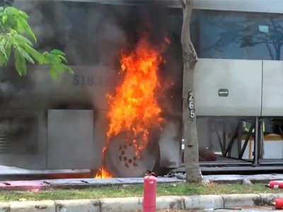 Xe khách bốc cháy ngùn ngụt. Ảnh: Tin Tin.